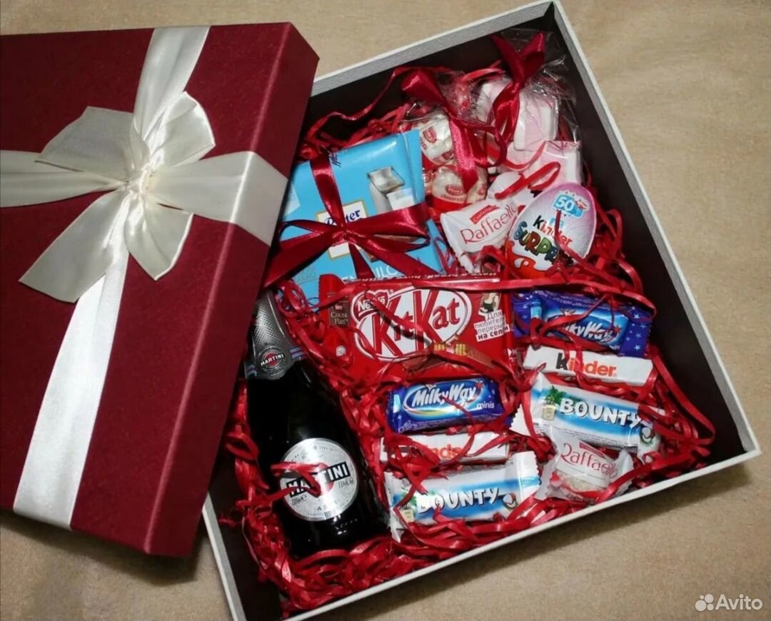 Подарочный сладкий бокс. Сладкий подарок девушке. Сладости в коробке подарок. Сладкий подарок в коробке. Подарочный набор сладостей.