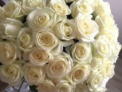 39 белых роз с доставкой за час + 2 подарка