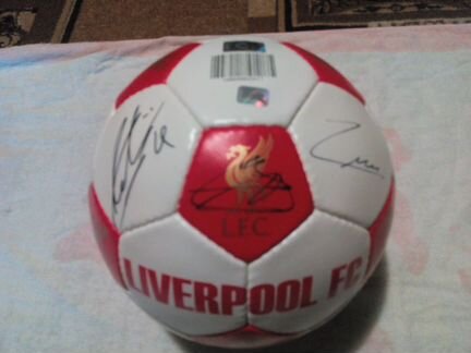 Мяч с автографами всей команды Ливерпуль
