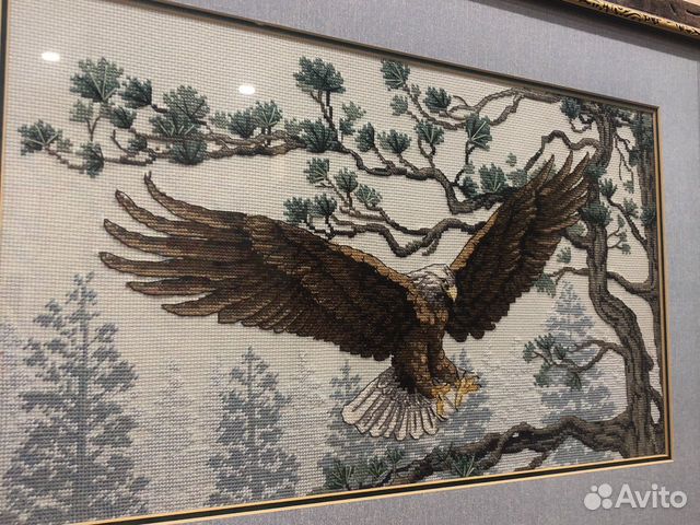 Картина, вышитая крестиком «орел над лесом»
