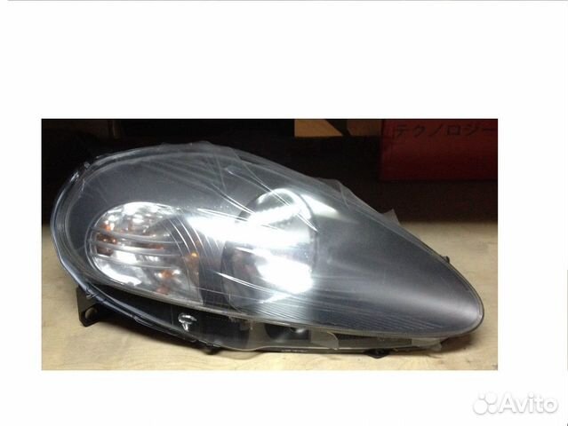 Фара передняя правая черный отражатель