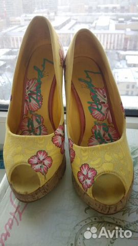 Жёлтые босоножки Жёлтые босоножки