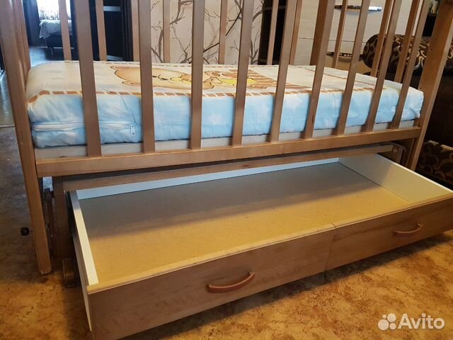 Кроватку детскую маятниковую с матрацем Кроватку детскую маятниковую с матрацем