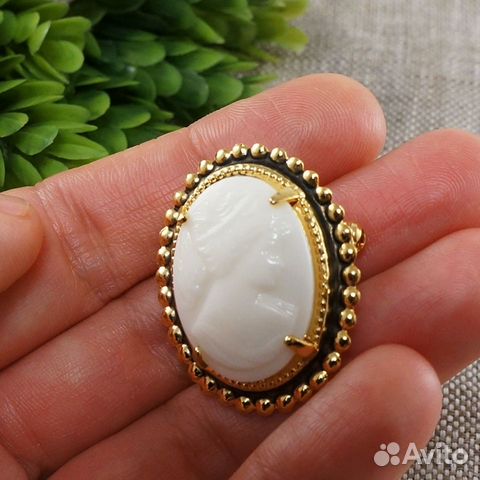 Брошь Камея Дама кремовая gold, винтажное стекло Брошь Камея Дама кремовая gold, винтажное стекло