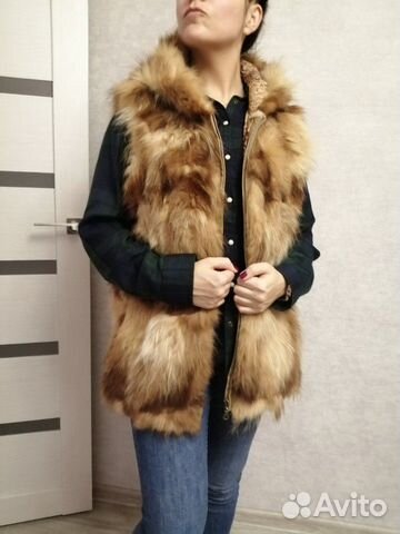 Меховой жилет с капюшоном