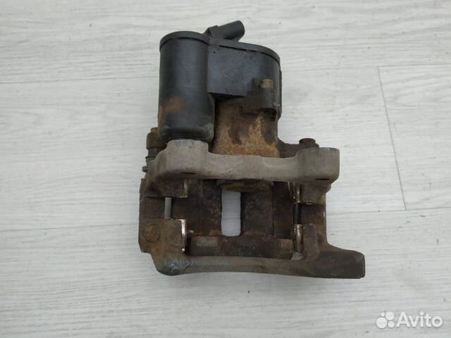 Суппорт задний левый 5N0615403 VW Passat (B7) 2011