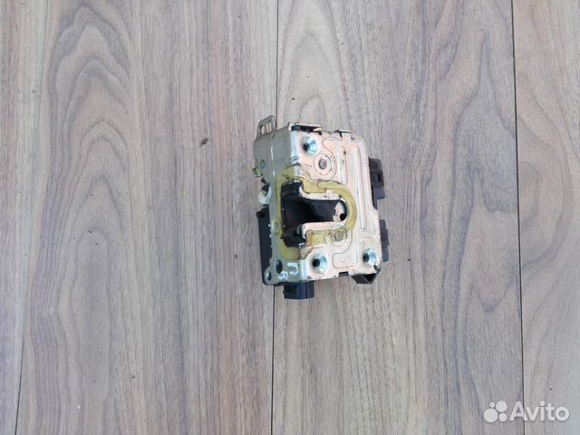 Замок двери передней правой Renault Sandero