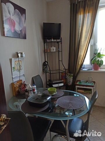 Кухонный гарнитур и стеклянный стол Кухонный гарнитур и стеклянный стол