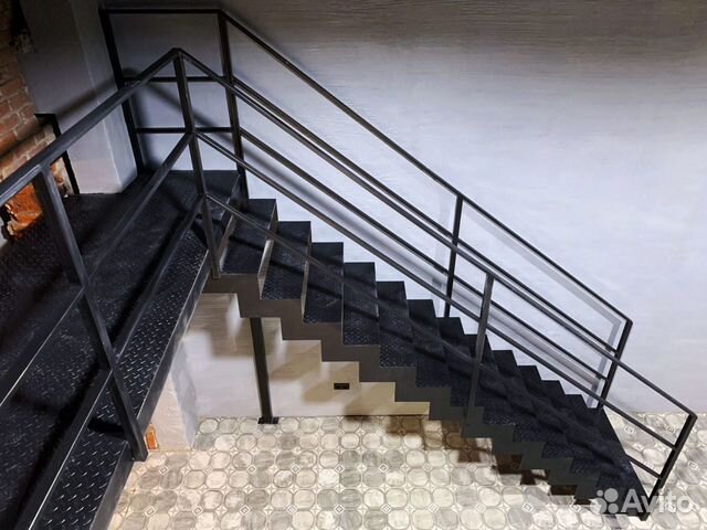 Прямая лестница на листовых косоурах в стиле Лофт