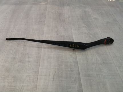 Поводок стеклоочистителя передний левый Mitsubishi