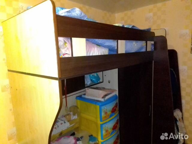 Детскую двухъярусную кровать внизу полки и шкаф