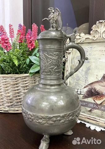 Оловянный кувшин на козьих ножках