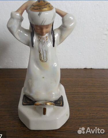 Фарфоровая статуэтка Туалет или узбечка у зеркала