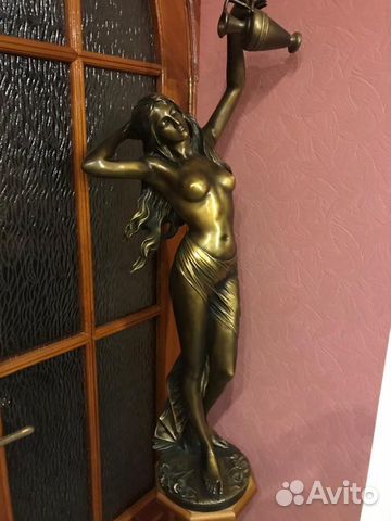 Статуя Девушка с кувшином