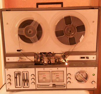 Магнитофон катушечный ретро