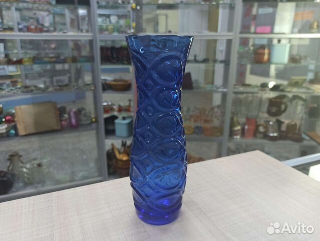 Синяя стеклянная ваза