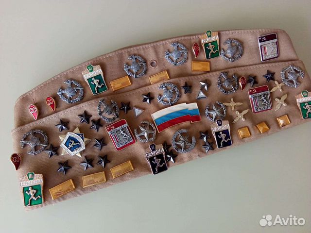 Пилотка в значках