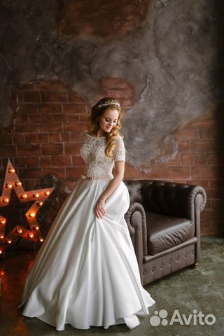 Свадебное платье с атласной юбкой