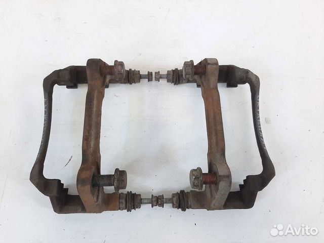 Скоба переднего суппорта Skoda Octavia A7