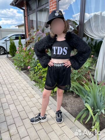 Костюм для девочки с кепкой