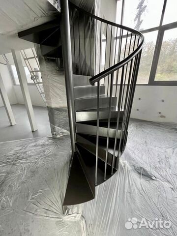 Лестница на металлокаркасе с декором