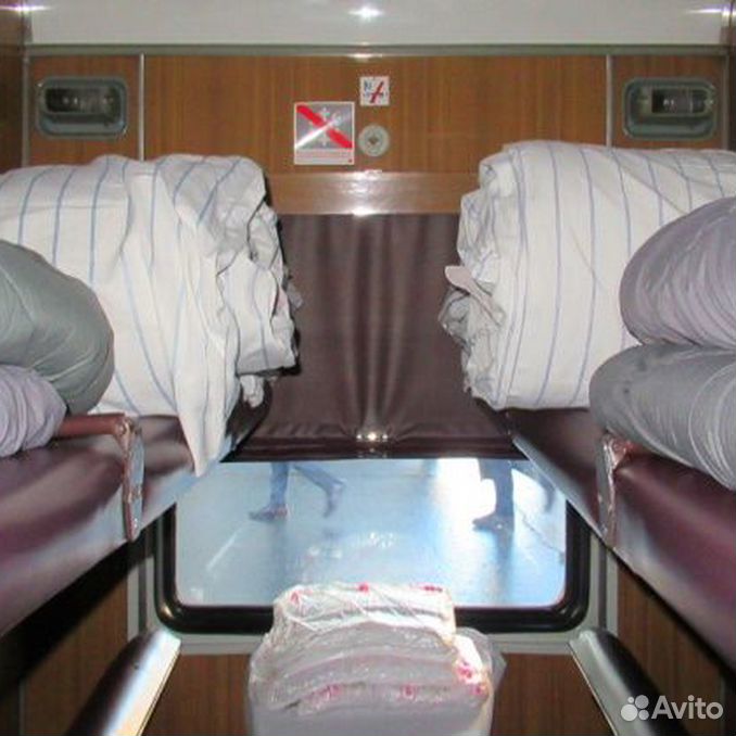 Попросил проводницу застелить кровать а она. Попросил проводницу застелить кровать а она. Комплект постельного белья в поезде. Уборка пассажирских вагонов. Незаправленная кровать.