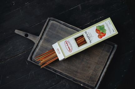 Макароны спагетти с томатами и шпинатом 