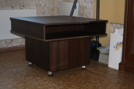 Несколько столов столиков тумб освобождаю квартиру