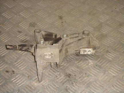 Кронштейн двигателя опорный VW transporter IV 1996