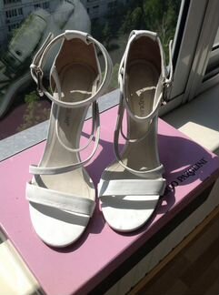 Белые босоножки 