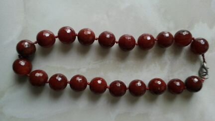 Бусы и подвески из камня, перламутра, ореха