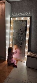 Гримерное зеркало с лампочками