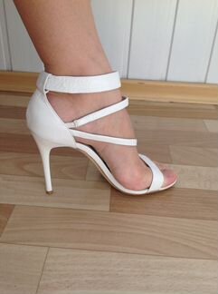 Белые босоножки 