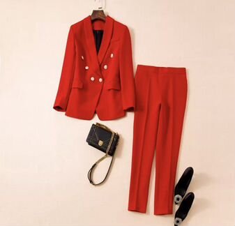 Красный брючный костюм