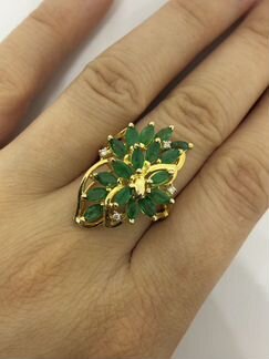 Золотой комплект с бриллиантами и изумрудами