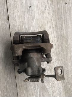 Левый суппорт Тойота Аурис Toyota Auris E150