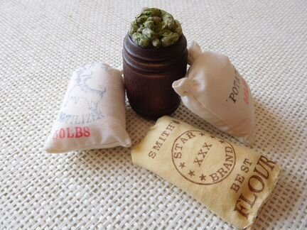 Бочка с огурчиками и мешки для кукольного домика