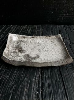 Керамическая тарелка ручной лепки