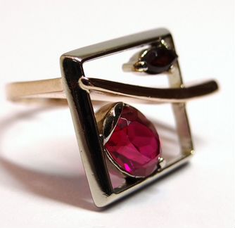 Золотое кольцо 585 пробы с гранатом и корундом