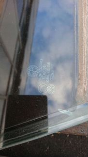 Стекло ф10 переднее правое бмв