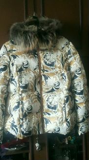 Куртка на пуху с капюшоном с енотом