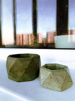 Кашпо из бетона и гипса